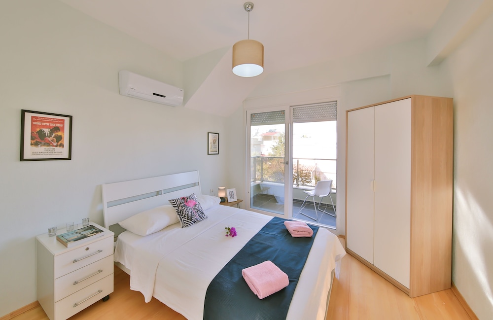 Amado - Duplex 3 Bed Apartment with Pool View and 2 Showers
