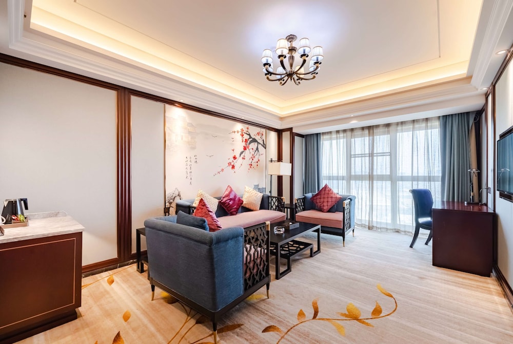 Business Suite, 1 King Bed, Smoking photo 2
