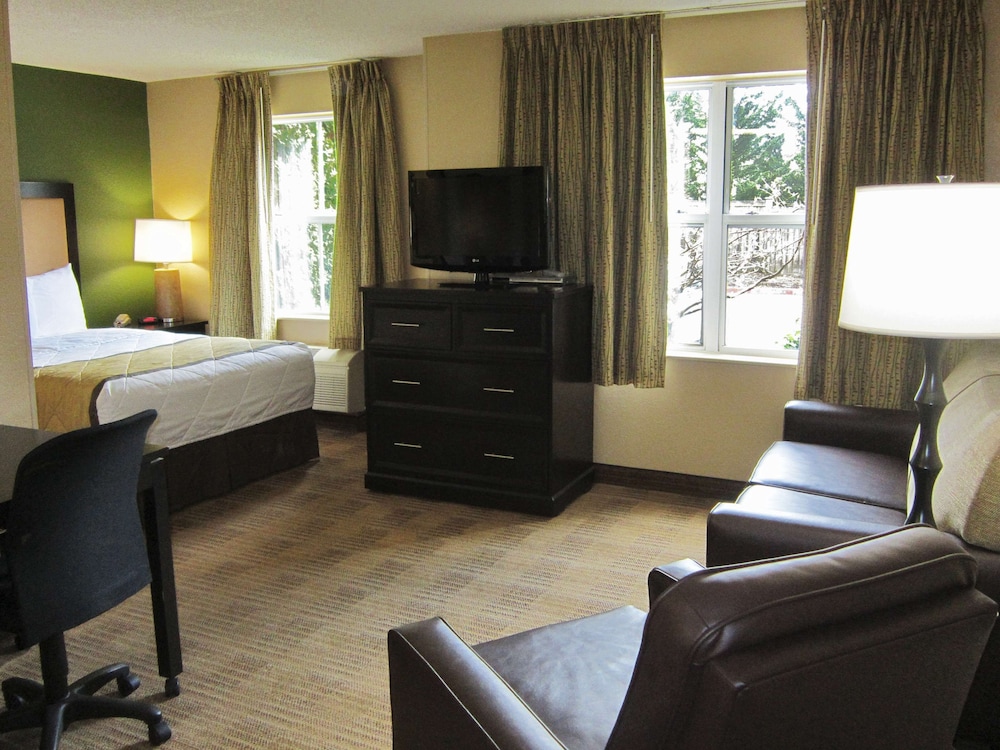 Deluxe Studio, 1 Queen Bed with Sofa bed, Non Smoking - Photo 4