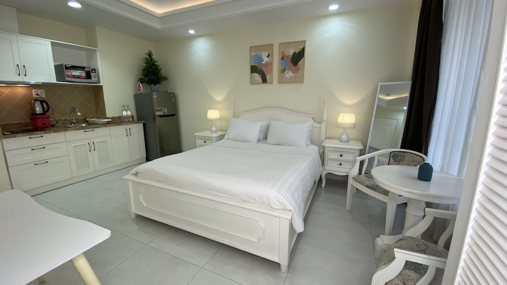 Classic Condo, 1 Queen Bed, Courtyard View