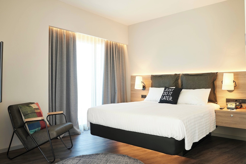 Room, 1 Queen Bed (Pool View) - Photo 6