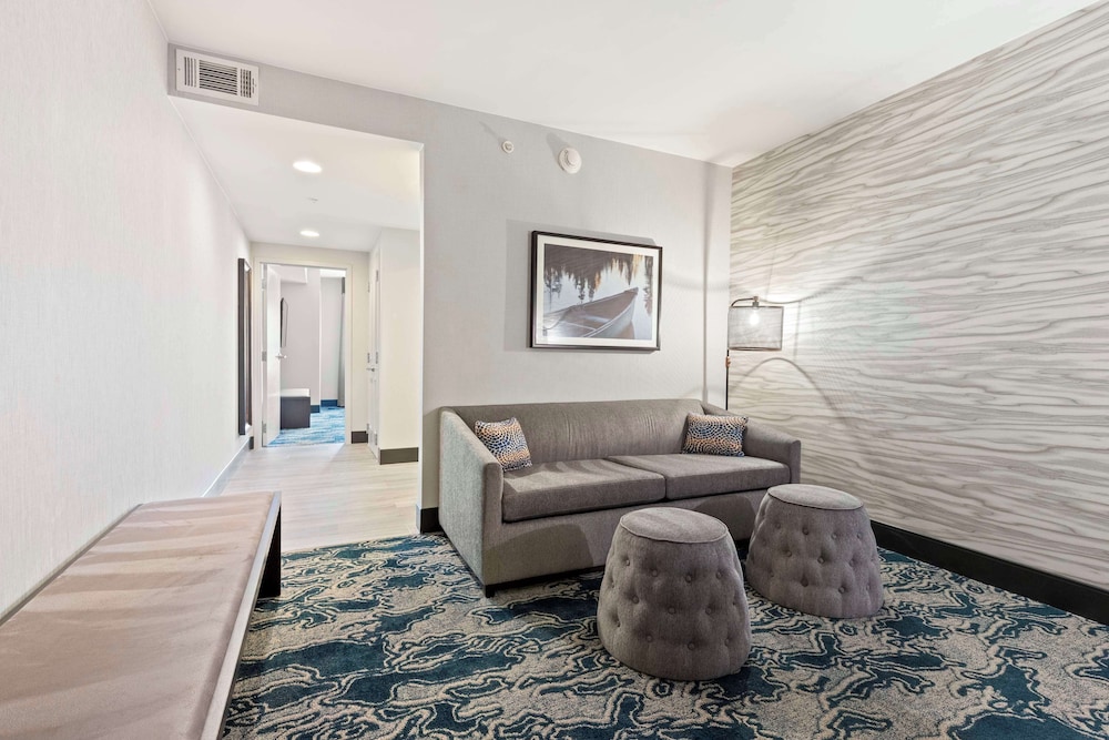 Suite, 1 King Bed, Accessible, Mountain View - Photo 3