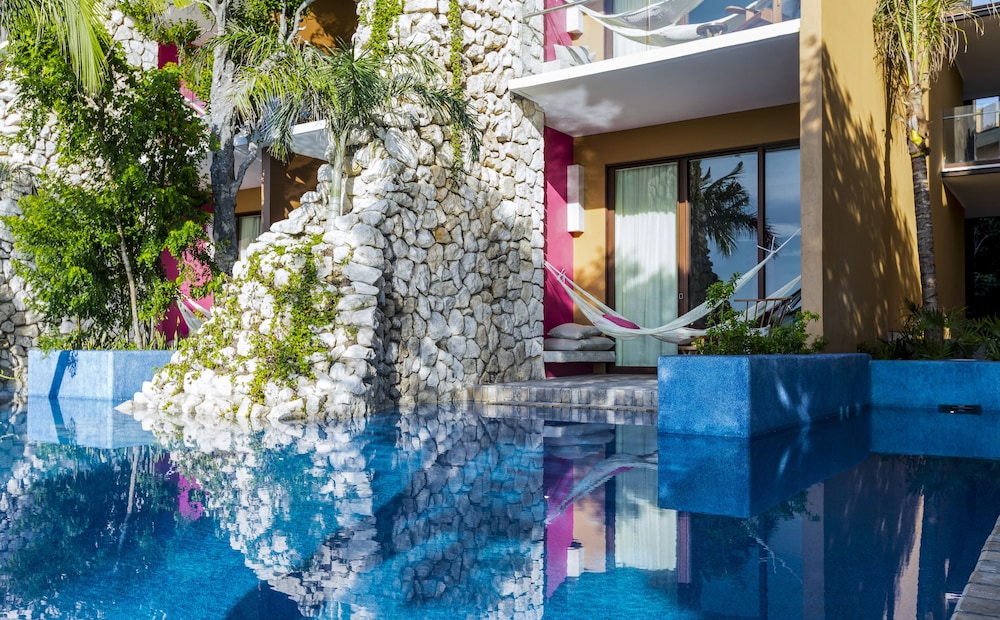 Room, Oceanfront (Swim-up Adults)