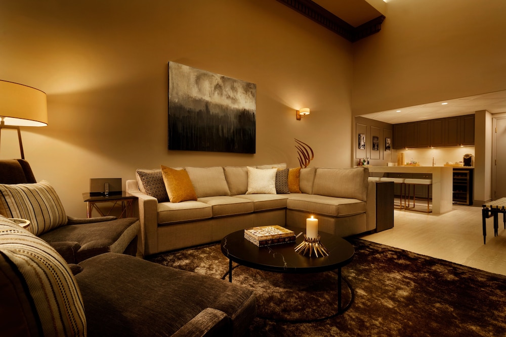 Senior Penthouse, Multiple Beds
