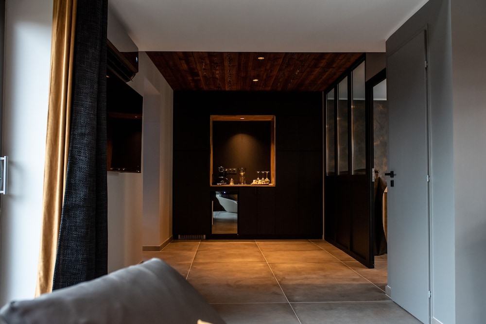 Deluxe Suite, Hot Tub - Photo 10