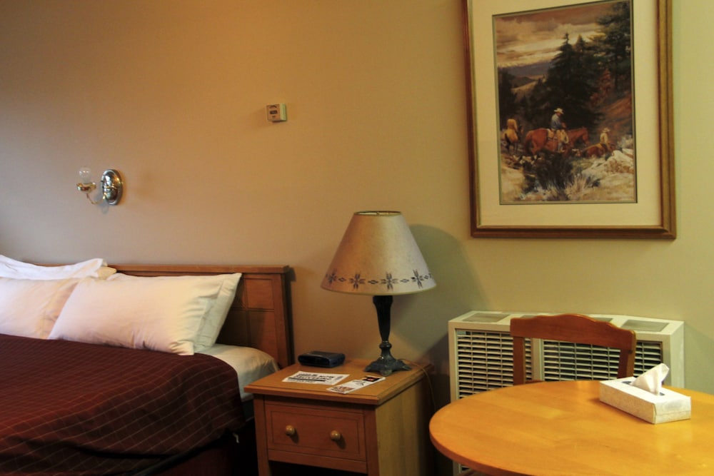 Traditional Cottage, 1 King Bed, Refrigerator & Microwave photo 2