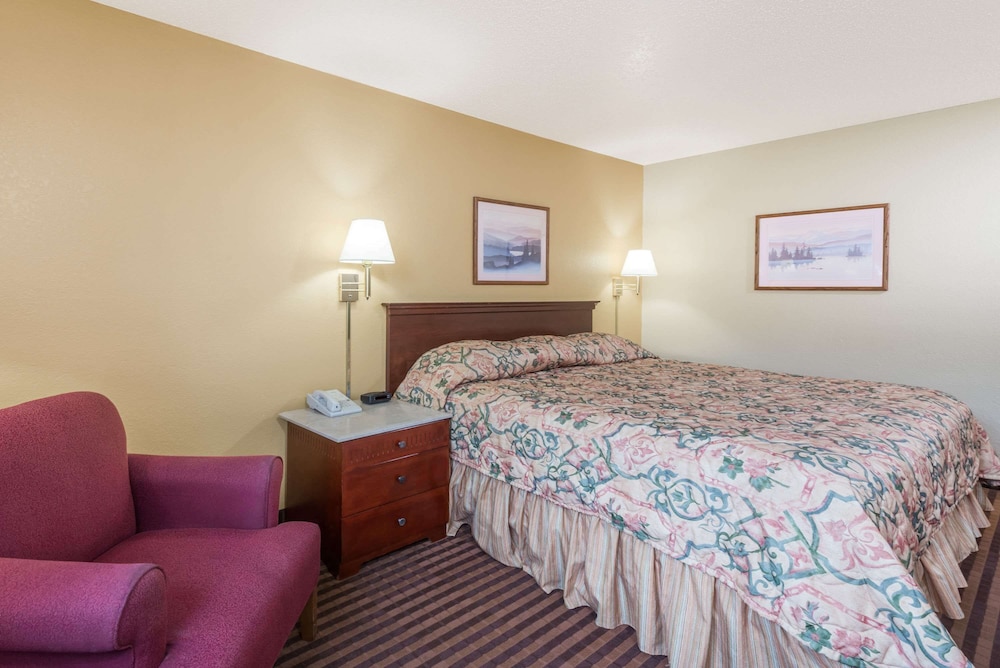 Standard Room, 1 King Bed photo 2