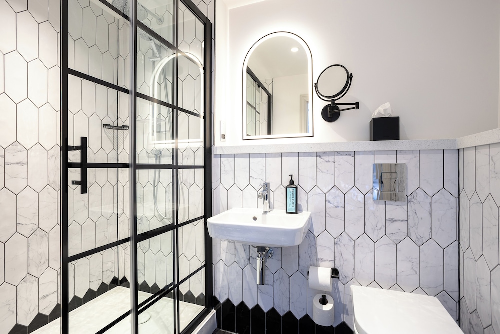 Newly Refurbished Suite - Photo 14