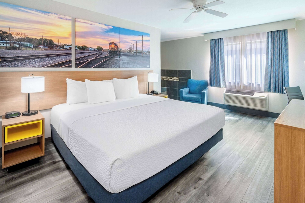 Suite, 1 King Bed - Photo 1