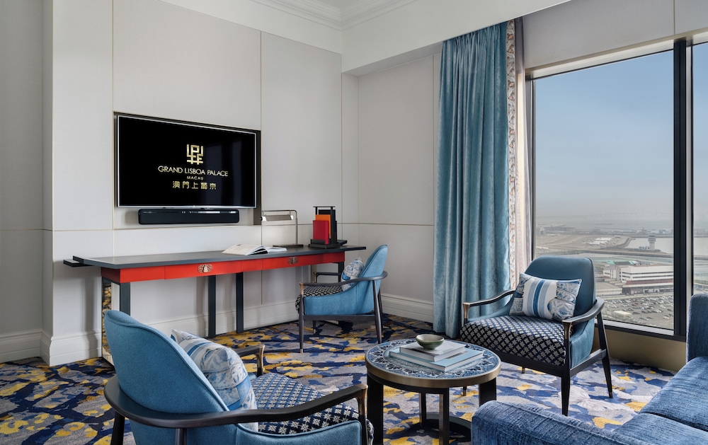 Deluxe Suite with Suite Privilege photo 2
