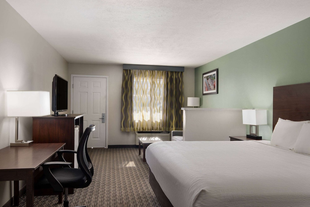 Suite, 1 King Bed, Non Smoking - Photo 1