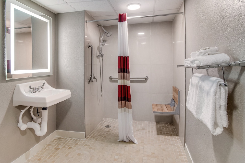 Superior Room, 1 King Bed, Accessible, Non Smoking (Roll-In Shower) thumbnail 5