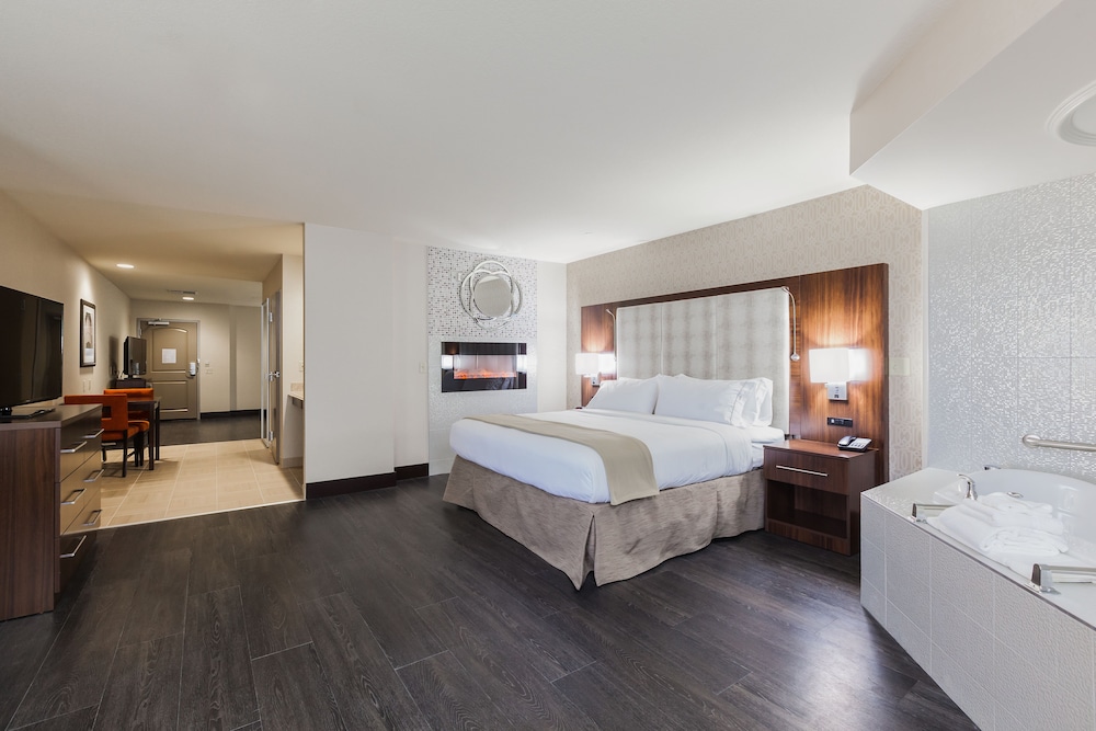 Suite, 1 King Bed with Sofa bed, Accessible Bathtub (Communications)