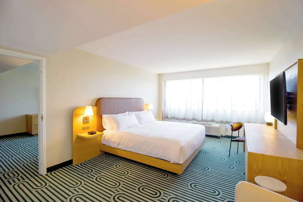 Suite, 1 King Bed, Accessible (Mobility & Hearing, Roll-in Shower)