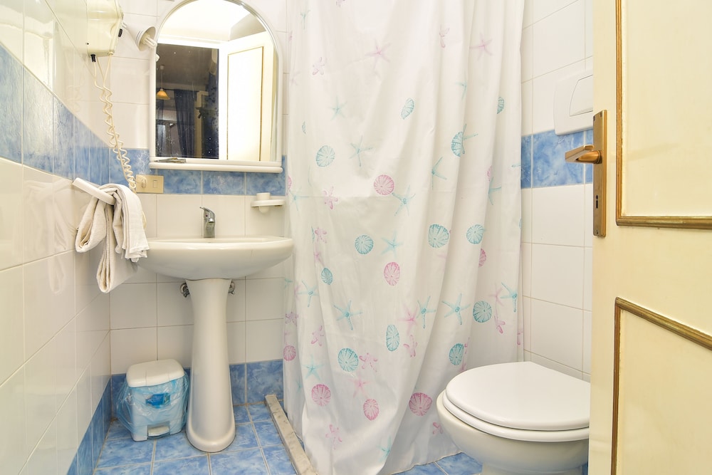 Double Room - Photo 15
