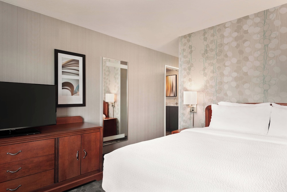 Suite, 1 Bedroom - Photo 3