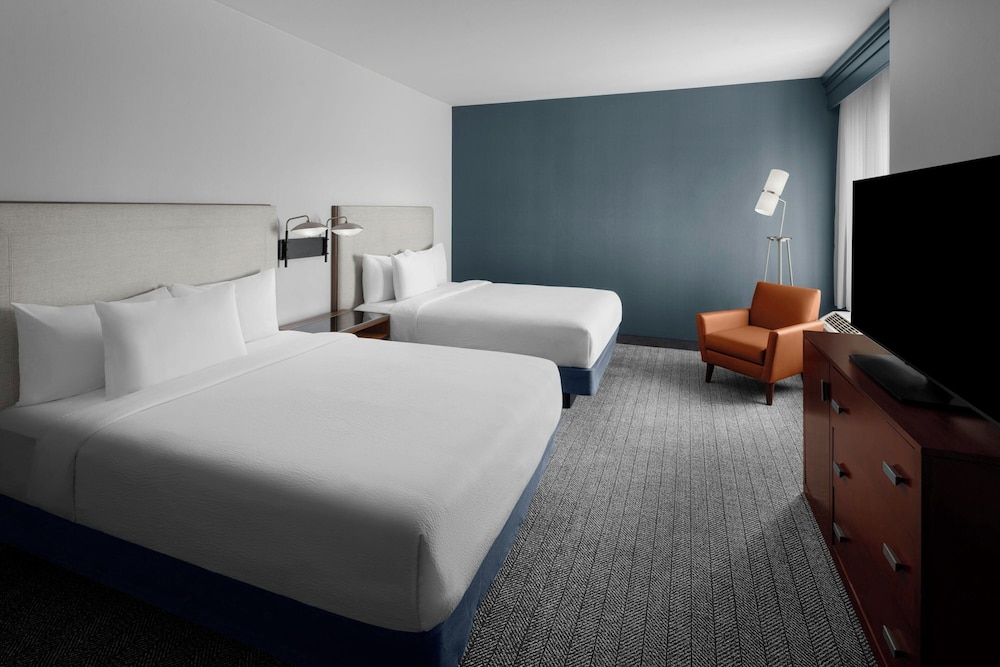Room, 2 Queen Beds (Mobility/Hearing Access, Roll-in Shwr) photo 2