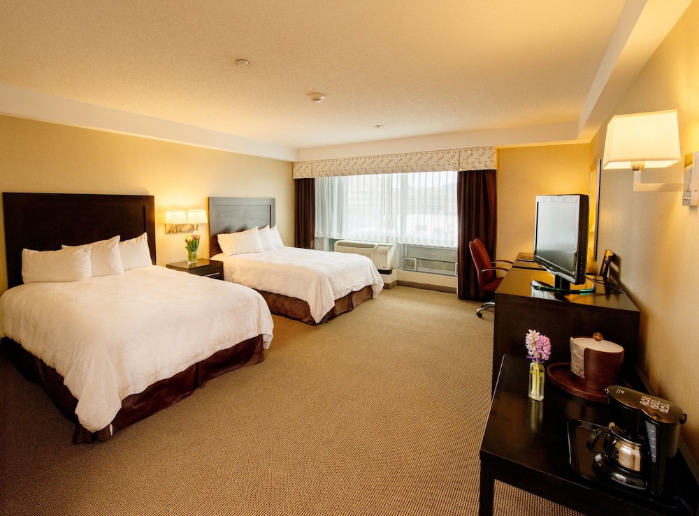 Room, 2 Queen Beds, Non Smoking thumbnail 6