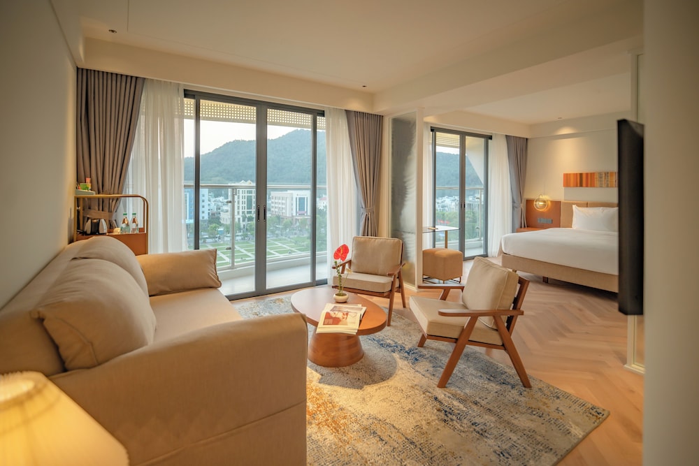 Luxury Suite, 1 King Bed, Balcony, City View
