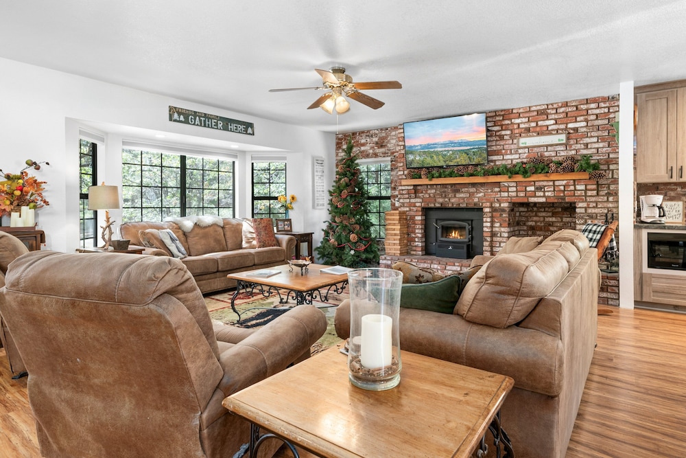 House, Multiple Beds, Hot Tub, Mountain View photo 1