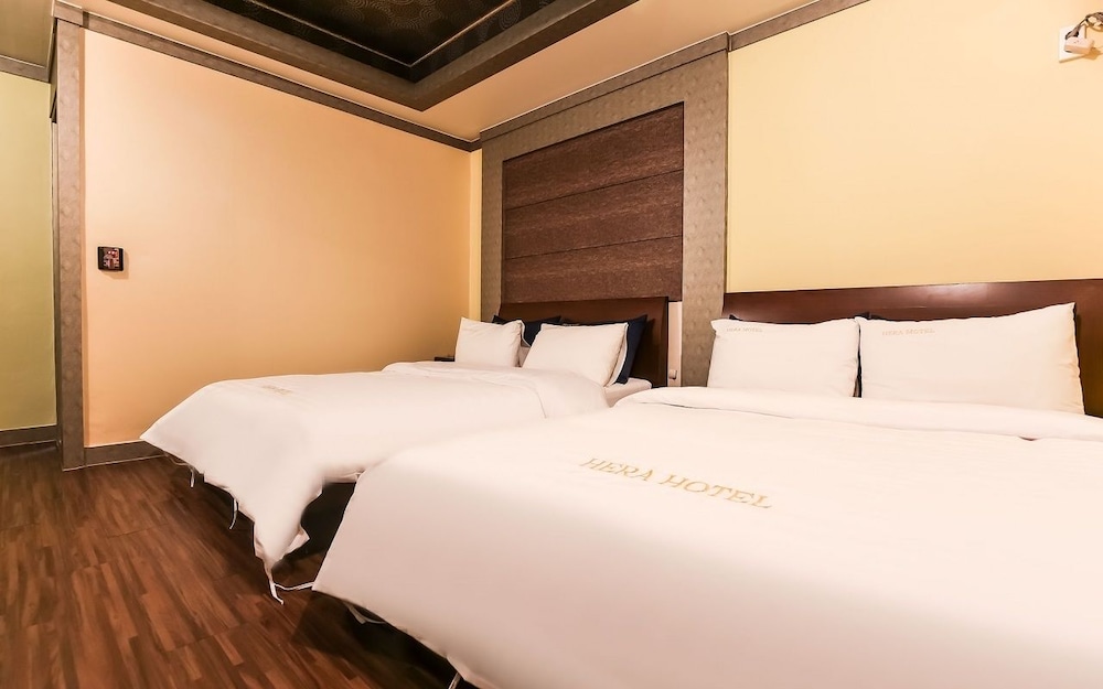 Twin Room - Photo 5