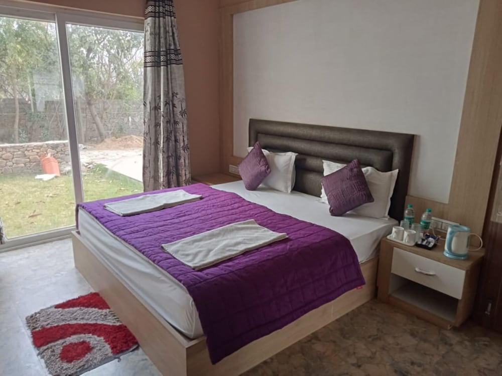 Family Room 3 Bedrooms with 2 Washrooms photo 1