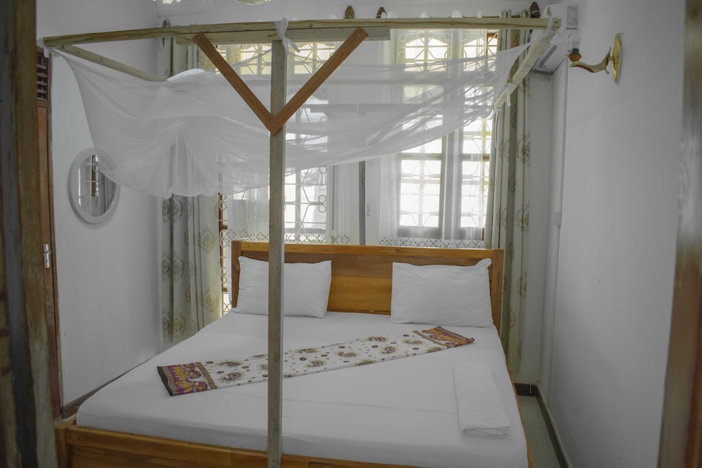 Comfort Single Room, 1 Queen Bed, Private Bathroom photo 1