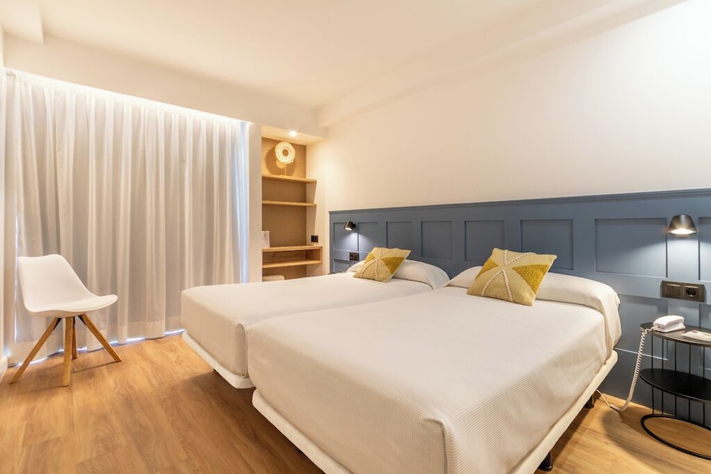 Standard Double Room, City View - Photo 1