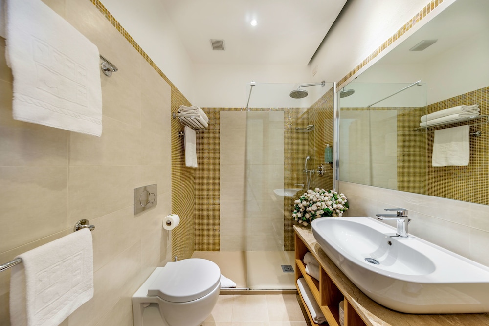 Classic Triple Room, Garden View - Photo 9