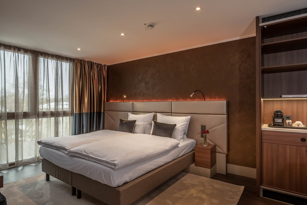 Suite, 1 King Bed, Non Smoking photo 1