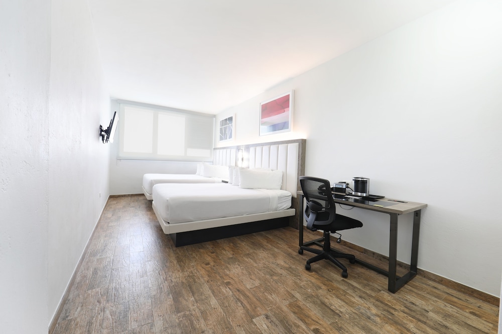 Double Room, 2 Queen Beds- Accessible - Photo 1