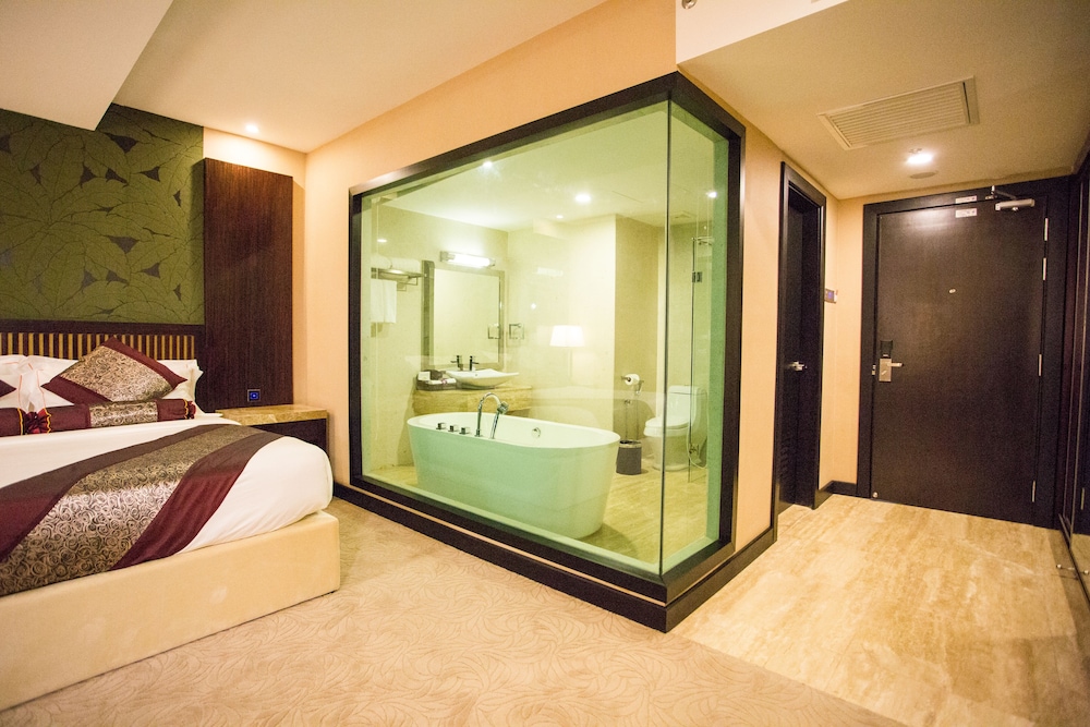 Deluxe Room, 1 King Bed photo 2
