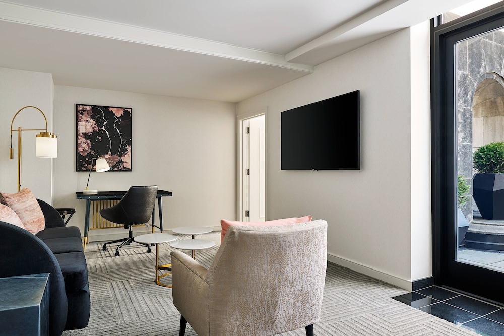 Junior Suite with One King Bed and Terrace (Non Smoking) thumbnail 5