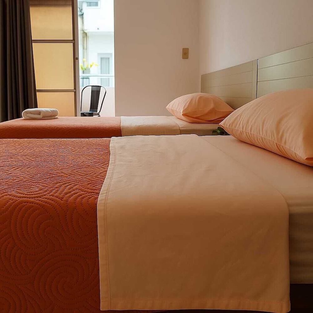 City Double Room, 1 Queen Bed, Smoking, City View photo 2