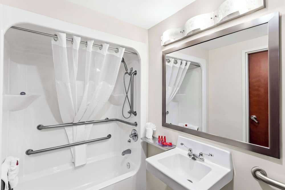 Suite, 1 King Bed, Accessible, Refrigerator & Microwave - Photo 4