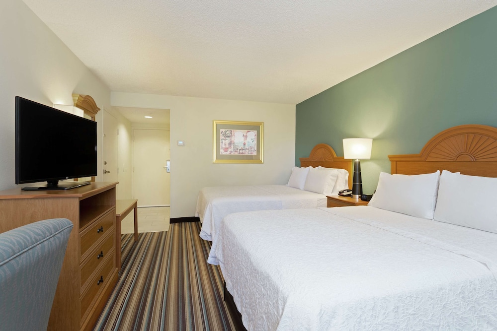 Standard Room, 2 Queen Beds - Photo 4