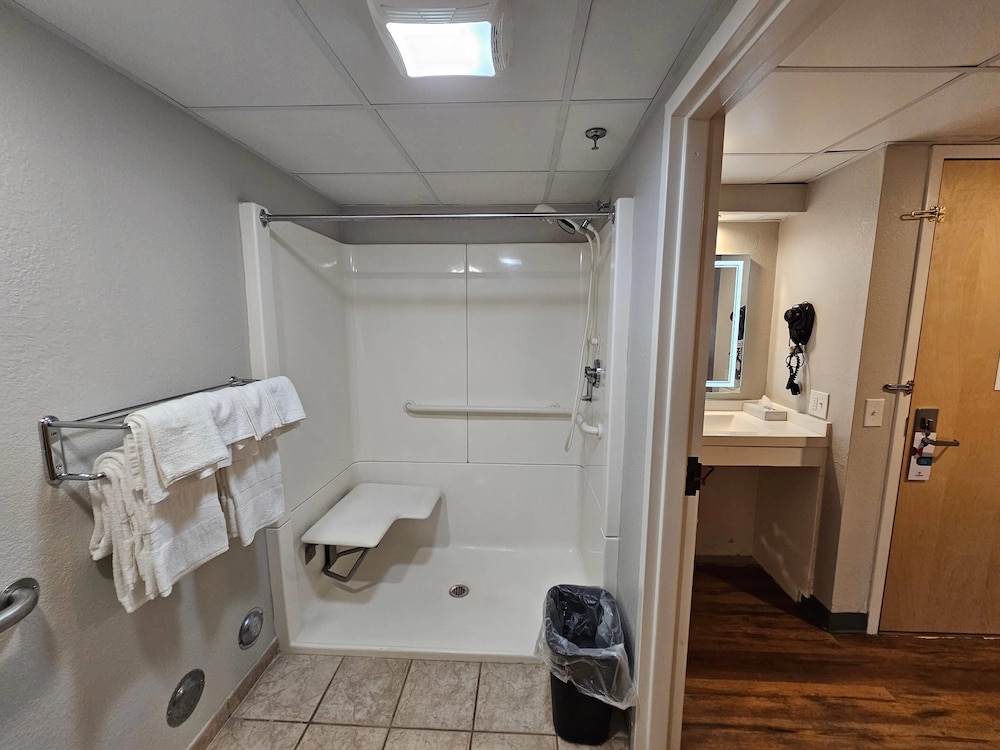 Room, 2 Queen Beds, Accessible, Non Smoking - Photo 3