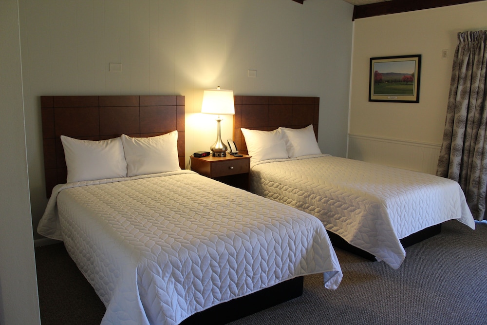 2 Double Beds, Upper Level, Mountain View photo 1