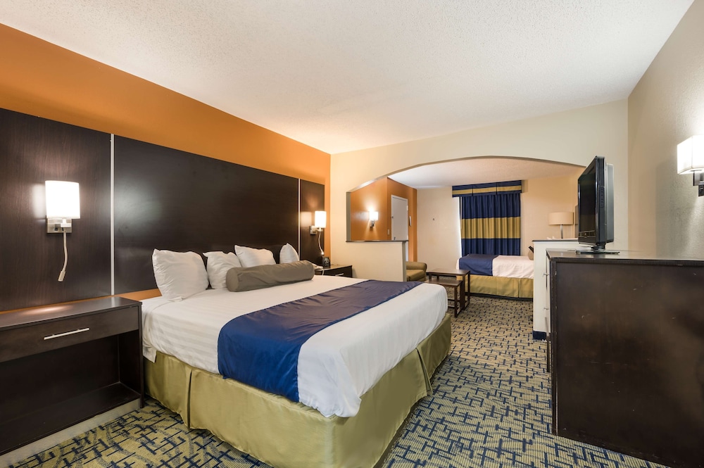 Suite, Multiple Beds, Non Smoking, Refrigerator & Microwave (Larger Room) photo 2