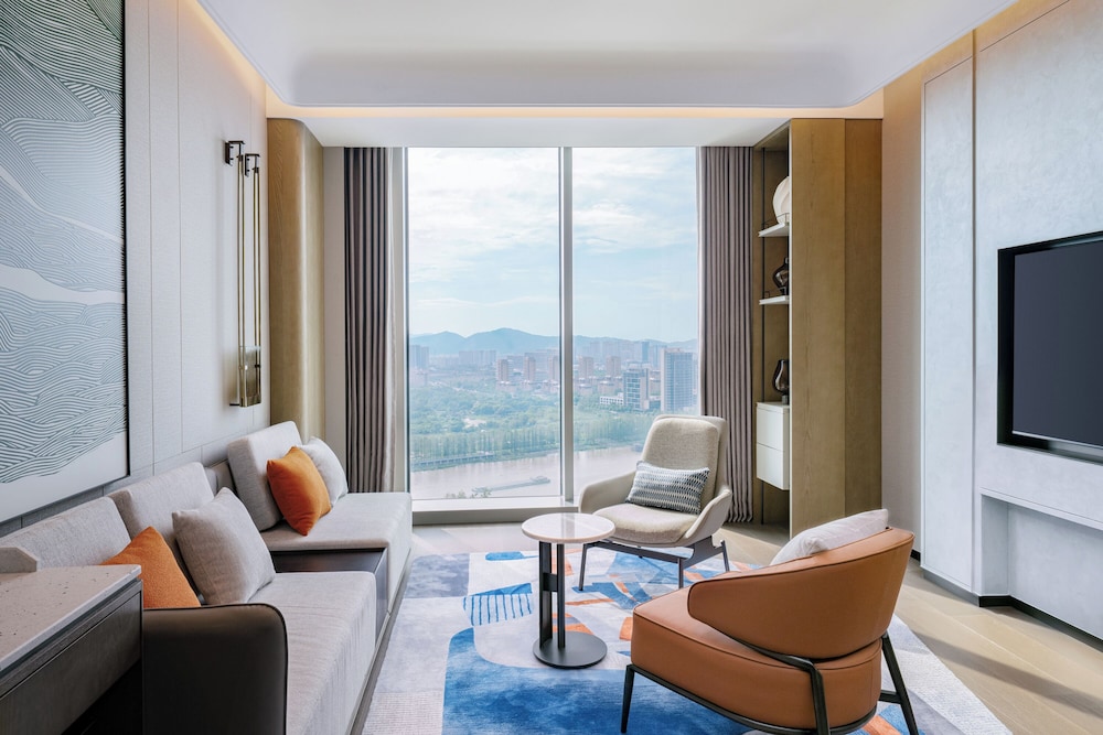 Executive Suite, 1 King Bed, Club Lounge Access, City View photo 2