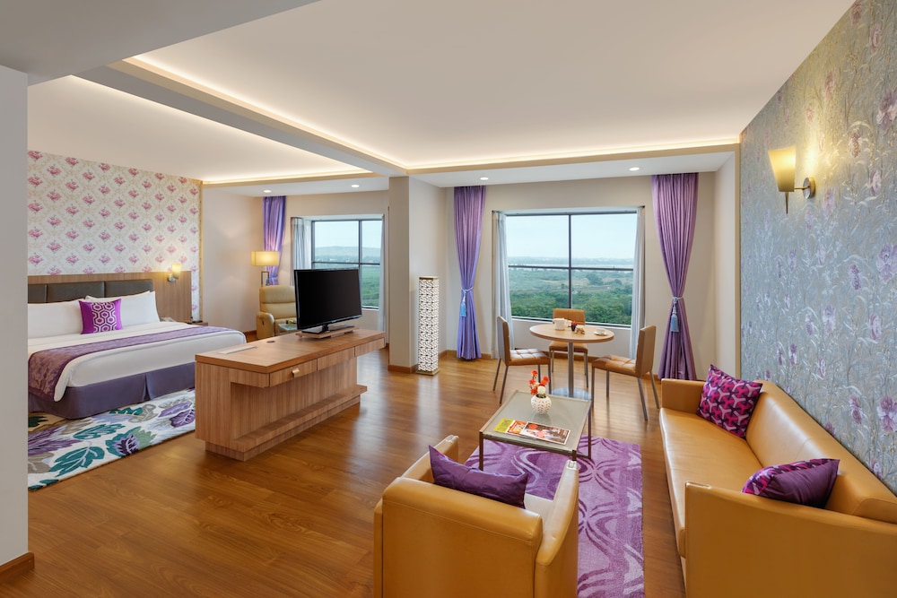 Suite, 1 King Bed photo 1