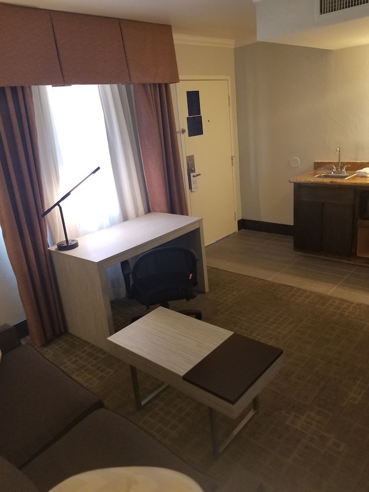 Suite, 1 Queen Bed, Non Smoking, Refrigerator & Microwave (Living Room) - Photo 3