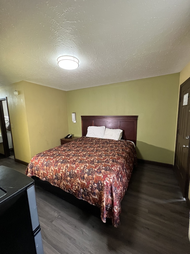 Basic Single Room, 1 King Bed photo 1