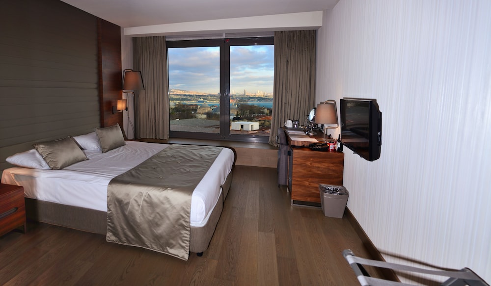Corner Deluxe Room with Sea View thumbnail 6
