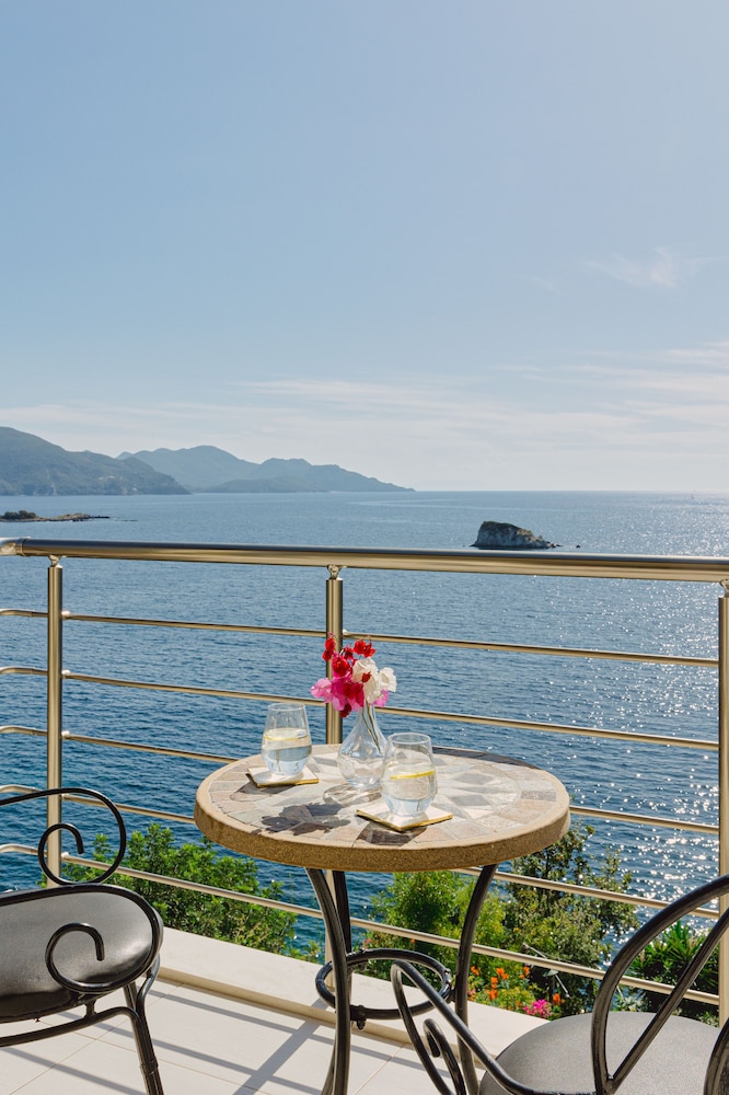 Deluxe Room with Balcony and Sea View - Photo 6