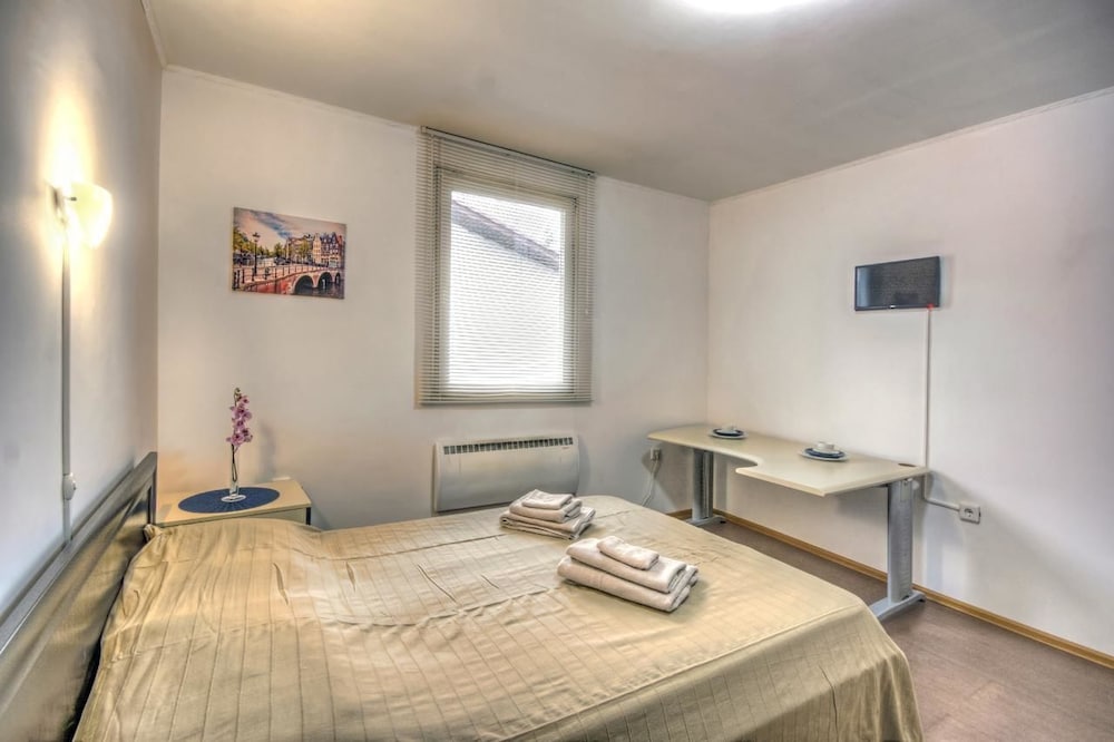 Standard Double Room, Shared Bathroom photo 2