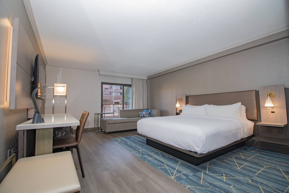 Deluxe Room, 1 King Bed (Mobility Accessible, Roll-In Shower) - Photo 2