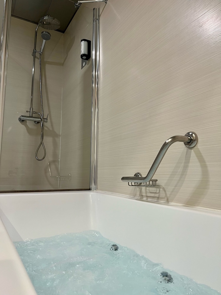 Premium Room, Jetted Tub - Photo 1