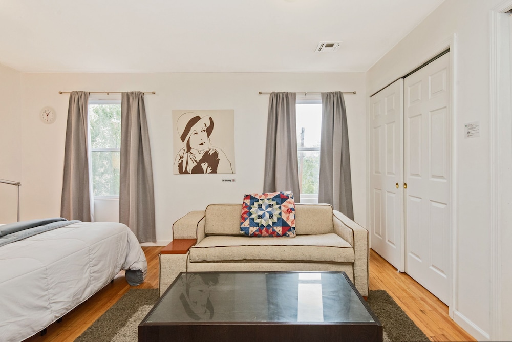 Executive Room, 1 Queen Bed with Sofa bed, Non Smoking, Private Bathroom, Shared Kitchen photo 1