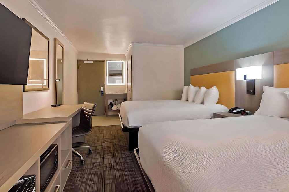 Standard Room, 2 Queen Beds, Non Smoking photo 2